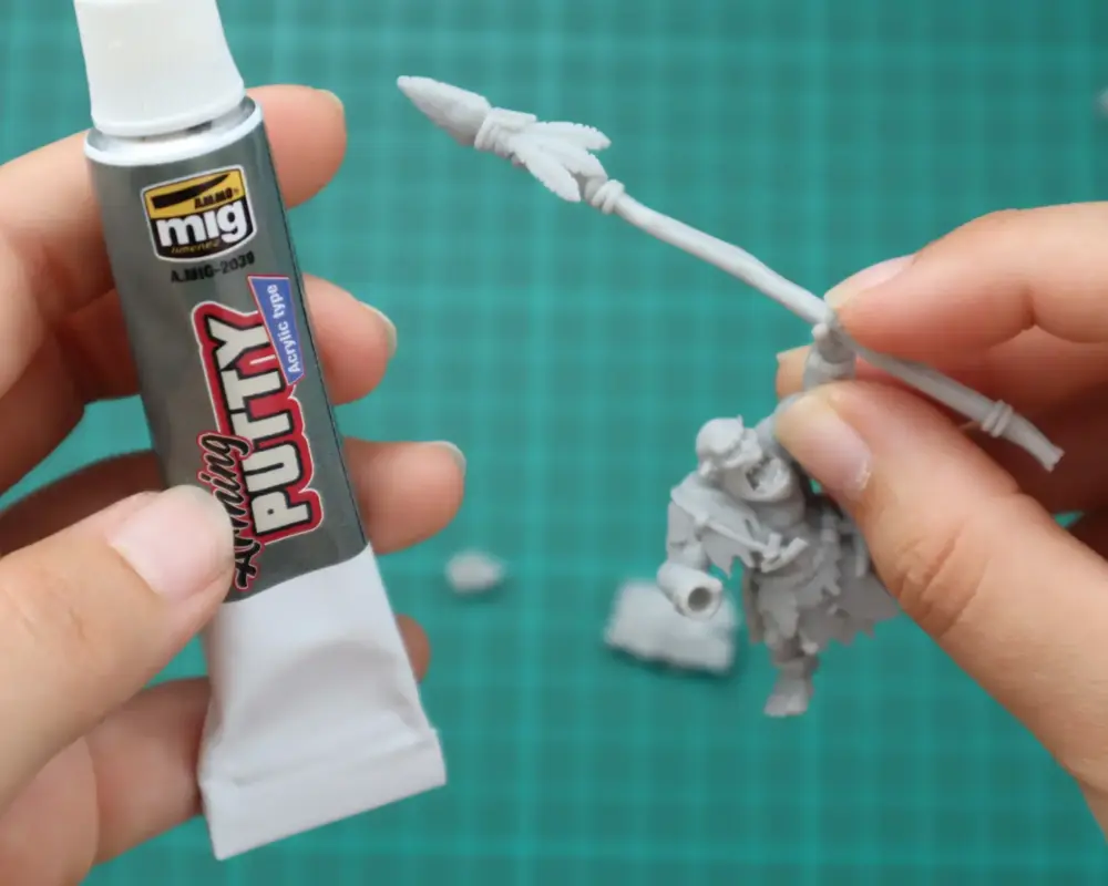 Material-para-preparar-miniaturas-antes-de-pintar-enmasillado-craftyminis